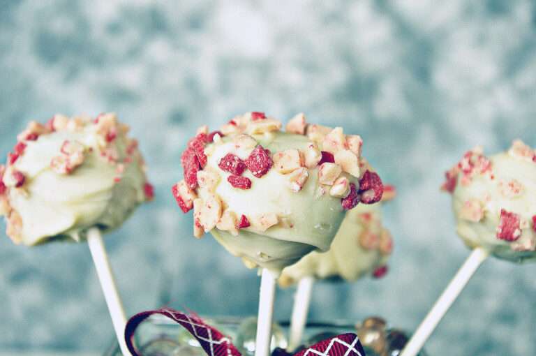 Home 21 White Chocolate Cake Pops